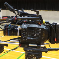 まるまる撮影で使える学校スタジオ・体育館・ドラム設置してカメラで撮影してました