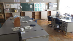 まるまる撮影で使える学校スタジオの職員室に電話並べてみました、まだまだ飾るのと机、椅子ウ増やす予定