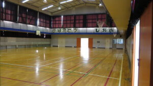 まるまる撮影で使える学校スタジオの体育館の舞台にピアノあります・ロケ地・撮影小道具
