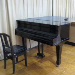 まるまる撮影で使える学校スタジオの体育館の舞台にピアノあります・ロケ地・撮影小道具