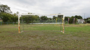 まるごと撮影で使える学校スタジオの校庭にサッカーのゴールあります