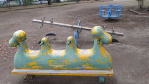 昭和でレトロなアパートスタジオそば・公園・シーソー・ぼよよーん・遊具・東京近郊・撮影場所・ロケ