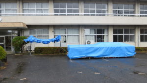 まるごと撮影できちゃう学校スタジオ・庭・撮影準備・雨・中止・美術飾り・