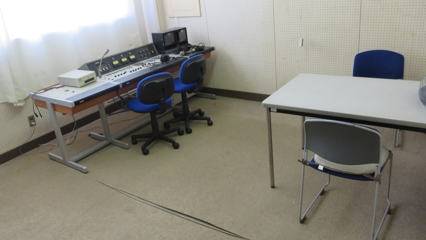 まるごと撮影できちゃう学校スタジオの放送室
