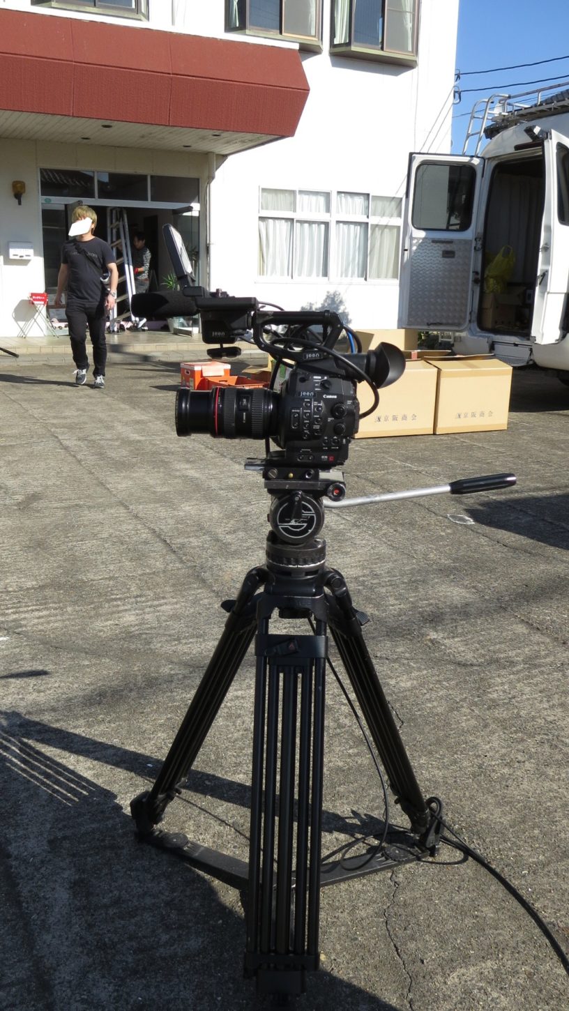 再現ドラマ撮影のカメラはキャノンC３００が多いです。